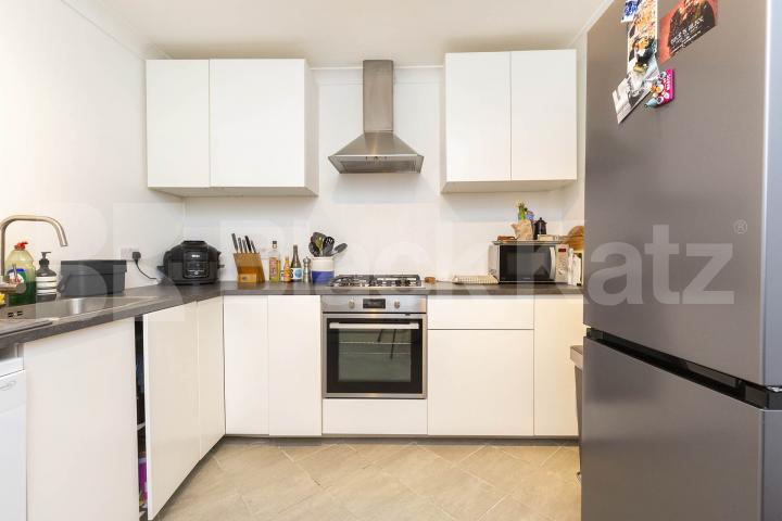 Stunning spacious two bed garden flat within a period house by Regents Park. Oval Road, Regents Park / Camden 